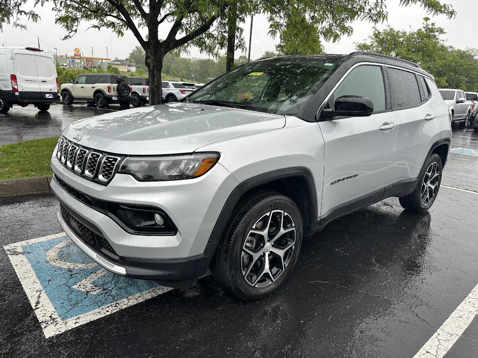 Used 2024 Jeep Compass Limited w/ Sun and Sound Group AWD/4WD image 2