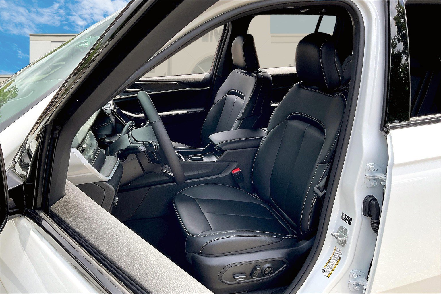 New 2025 Jeep Grand Cherokee Limited w/ Black Appearance Package image 9