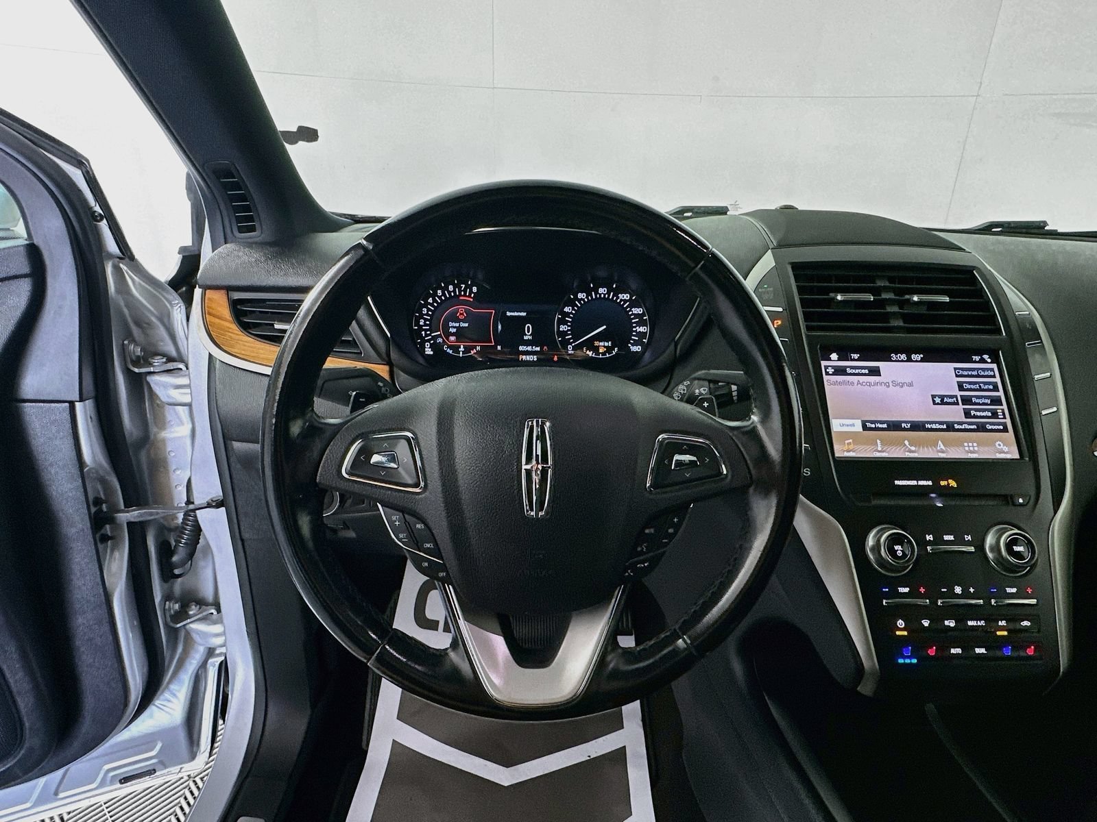 Used 2019 Lincoln MKC Reserve FWD image 11