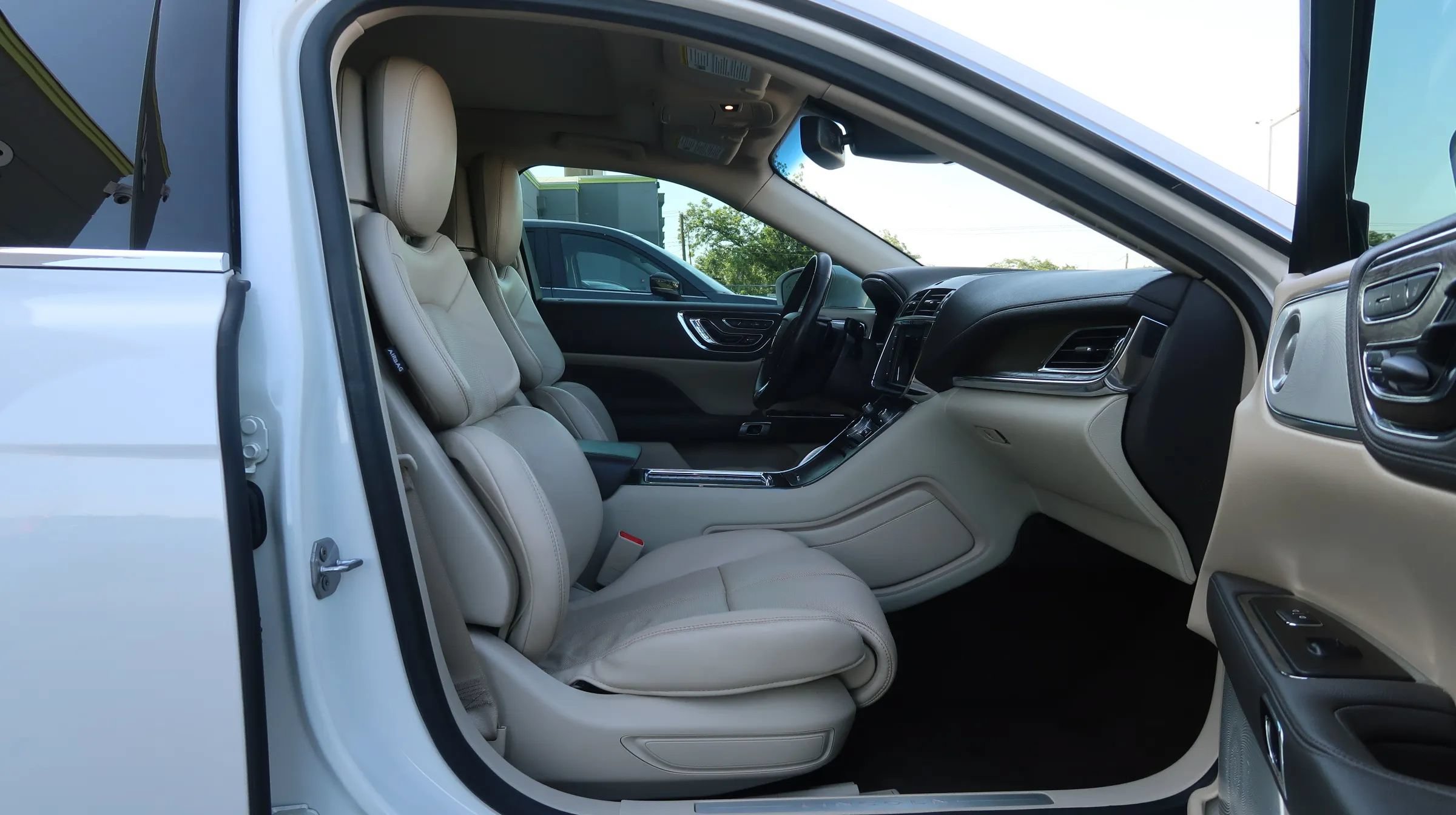 Used 2018 Lincoln Continental Reserve w/ Rear-seat Package FWD image 25