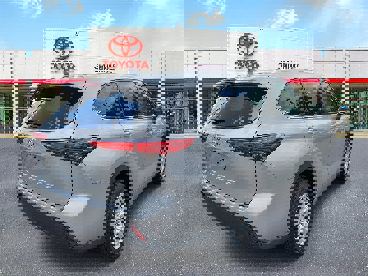 Used 2023 Toyota Highlander LE image 3