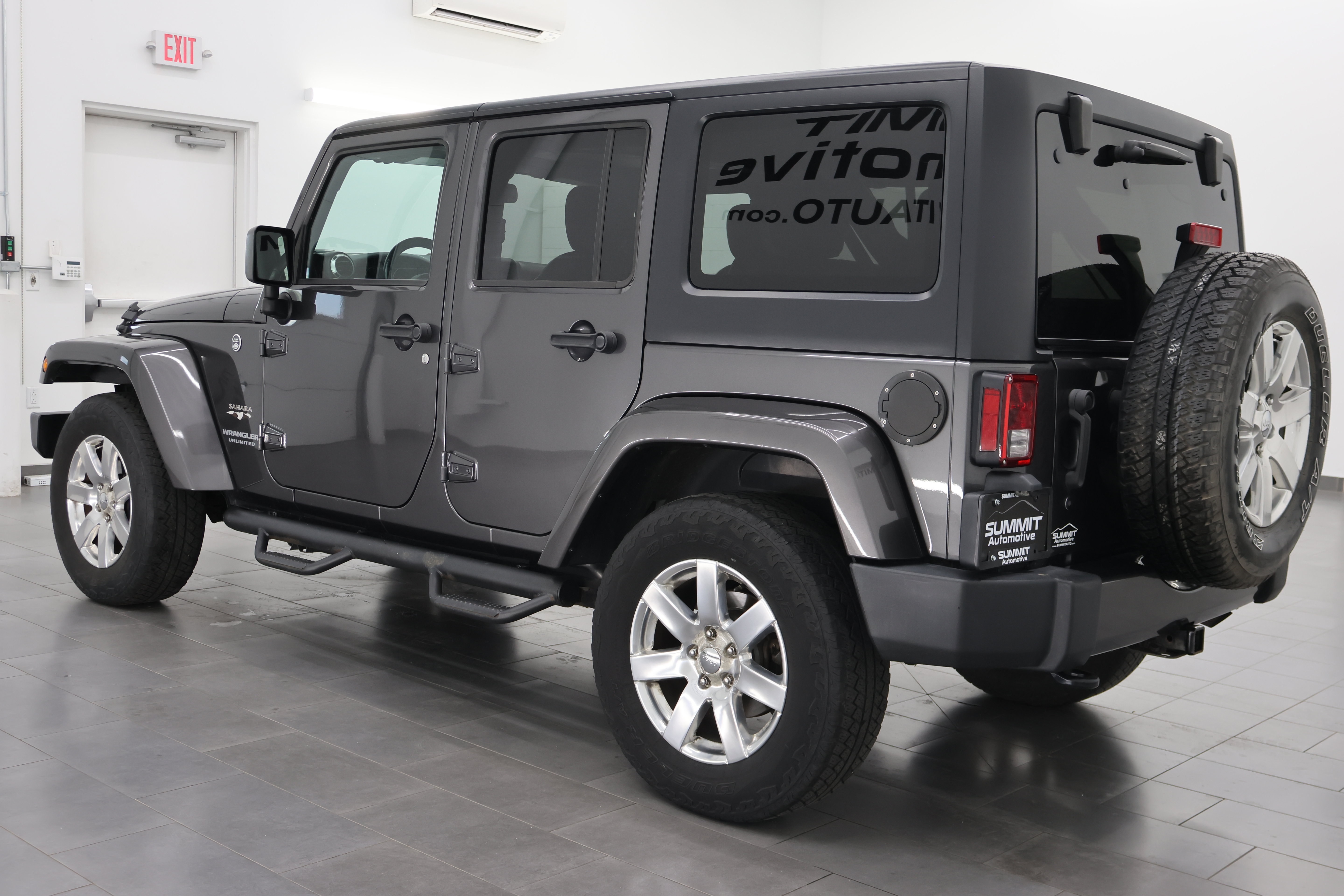 Used 2017 Jeep Wrangler Unlimited Sahara w/ Connectivity Group AWD/4WD image 5