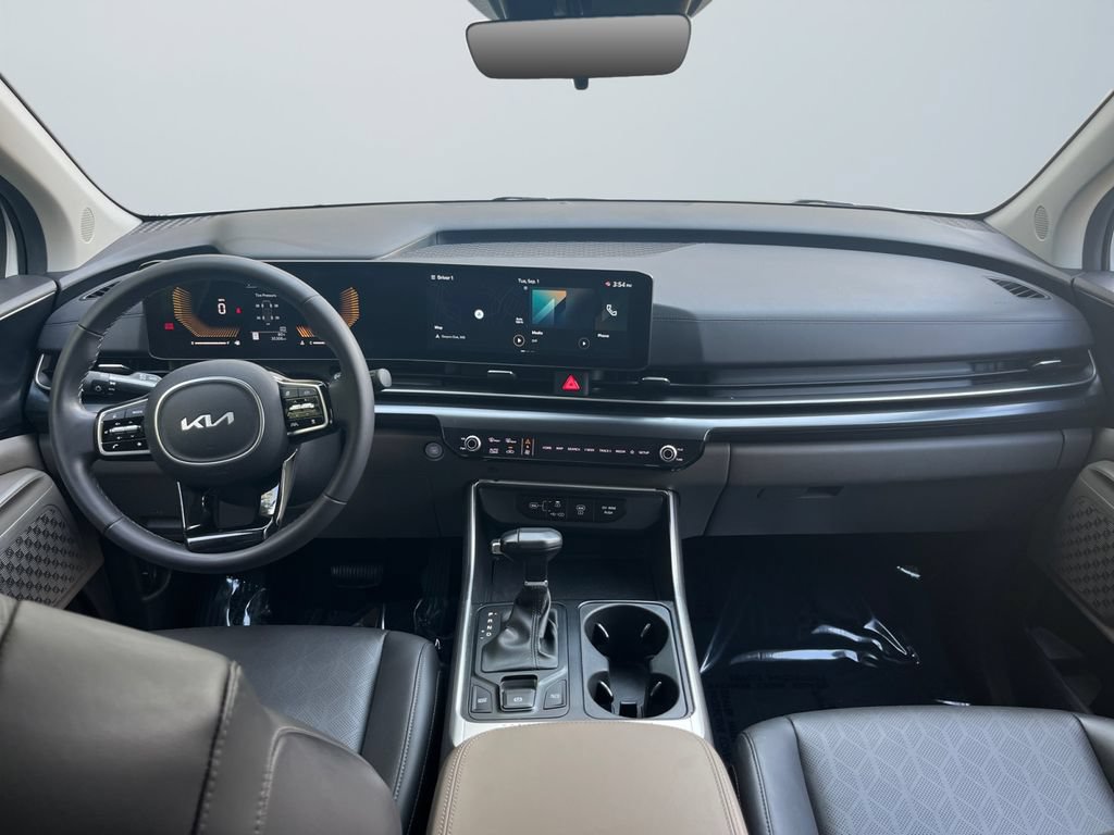 Used 2025 Kia Carnival FWD image 10
