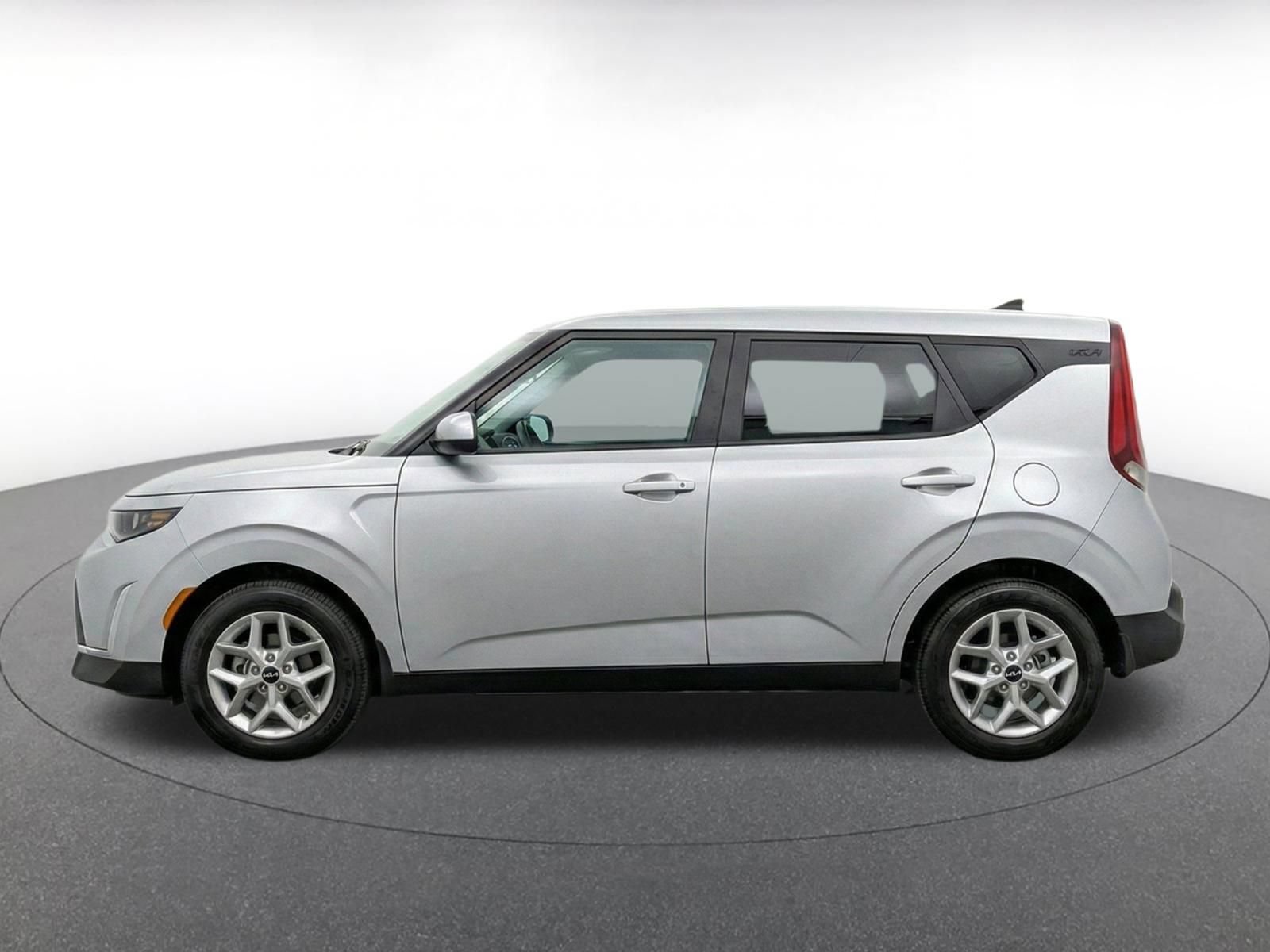 Used 2025 Kia Soul LX w/ LX Technology Package FWD image 4