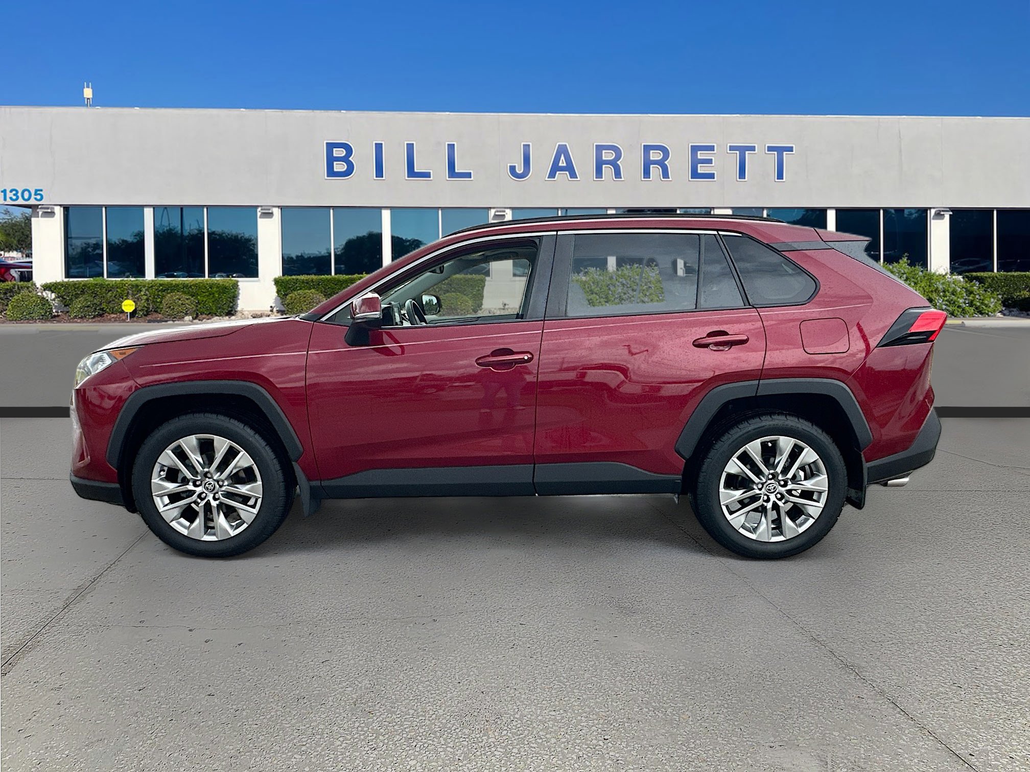 Used 2020 Toyota RAV4 XLE Premium image 4