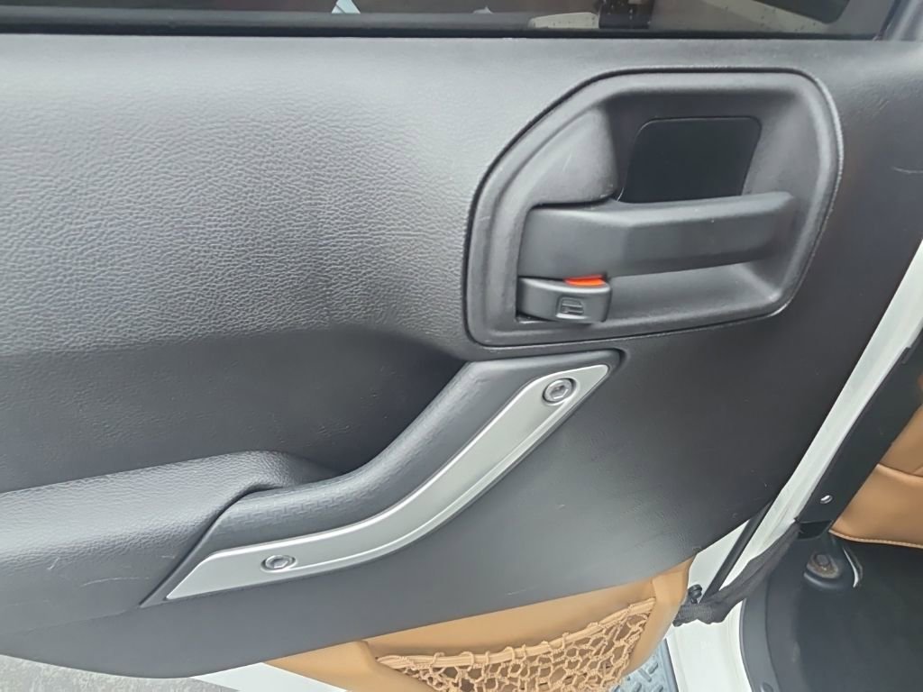 Used 2014 Jeep Wrangler Unlimited Sahara w/ Connectivity Group image 27