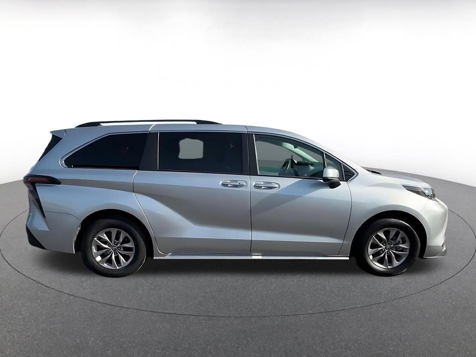 Used 2025 Toyota Sienna XLE FWD image 15