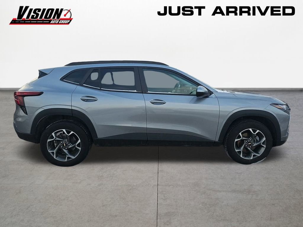 Used 2025 Chevrolet Trax LT w/ Driver Confidence Package image 4