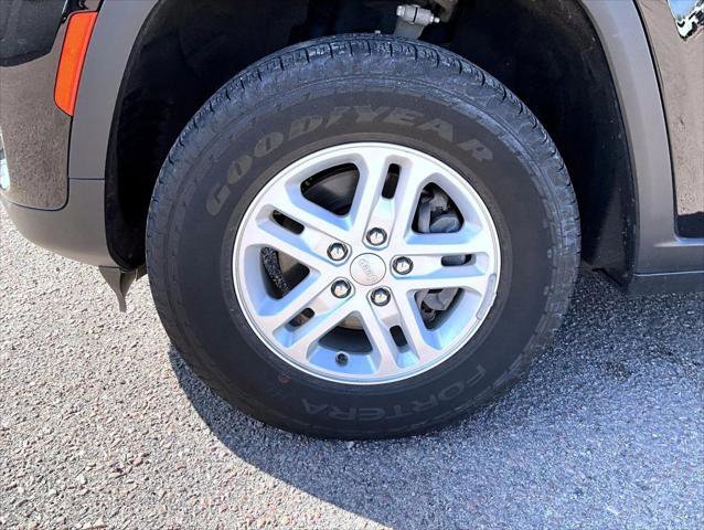 Certified 2023 Jeep Grand Cherokee Laredo AWD/4WD image 22
