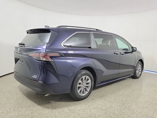 Used 2024 Toyota Sienna XLE FWD image 5