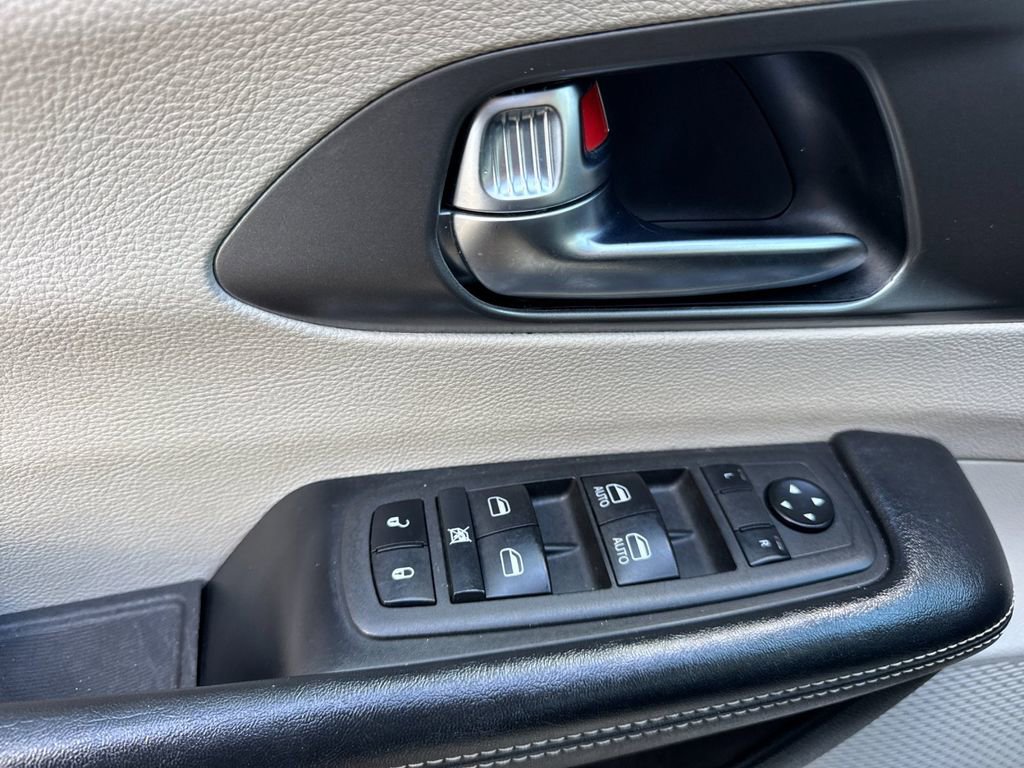 Used 2022 Chrysler Pacifica Touring-L FWD image 10