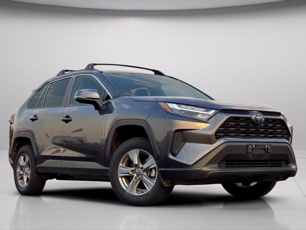 Used 2024 Toyota RAV4 XLE AWD/4WD image 2