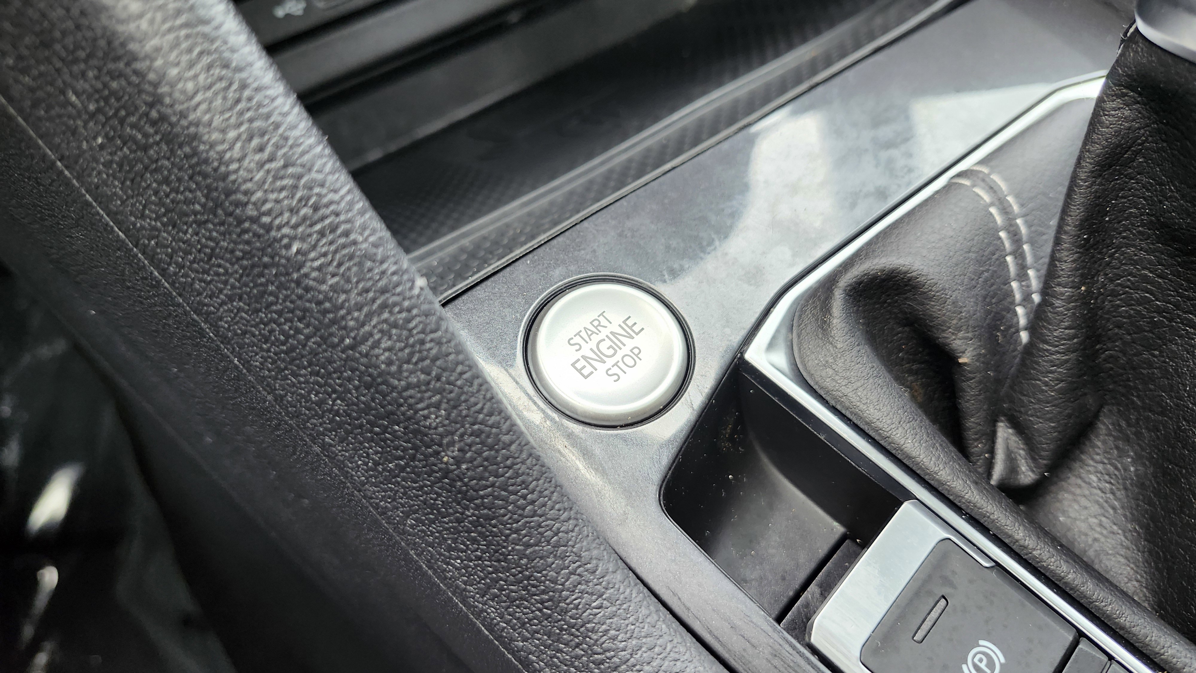 Used 2023 Volkswagen Tiguan SE R-Line image 9