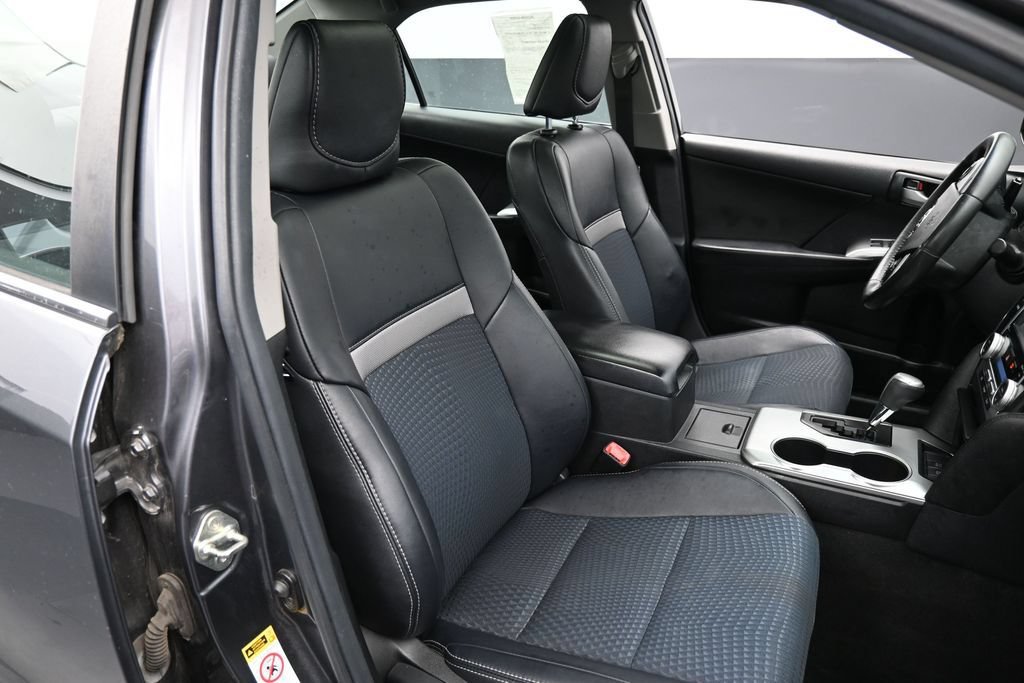 Used 2014 Toyota Camry SE w/ Moonroof Package FWD image 32