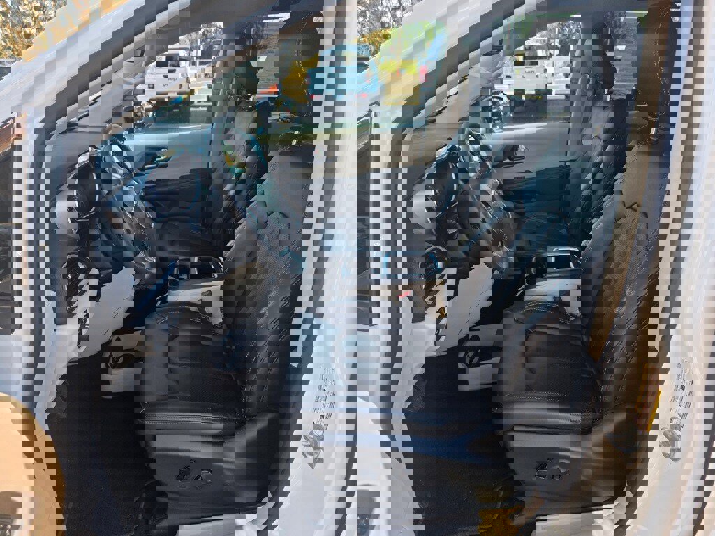 Used 2024 Chrysler Pacifica Touring-L image 4