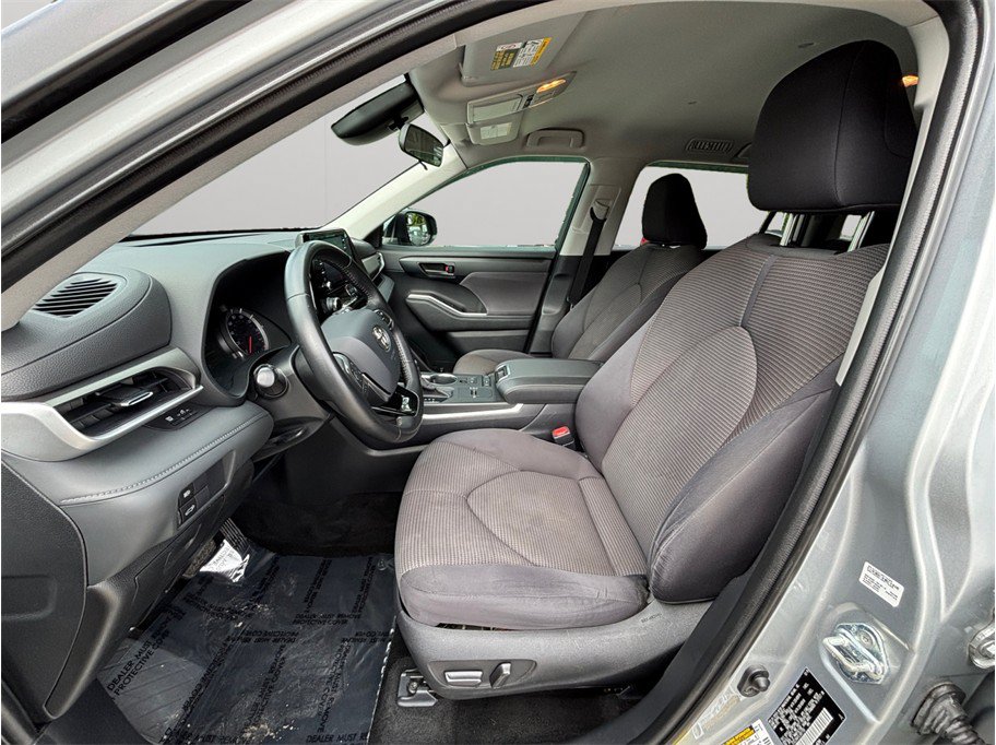 Used 2020 Toyota Highlander LE FWD image 2