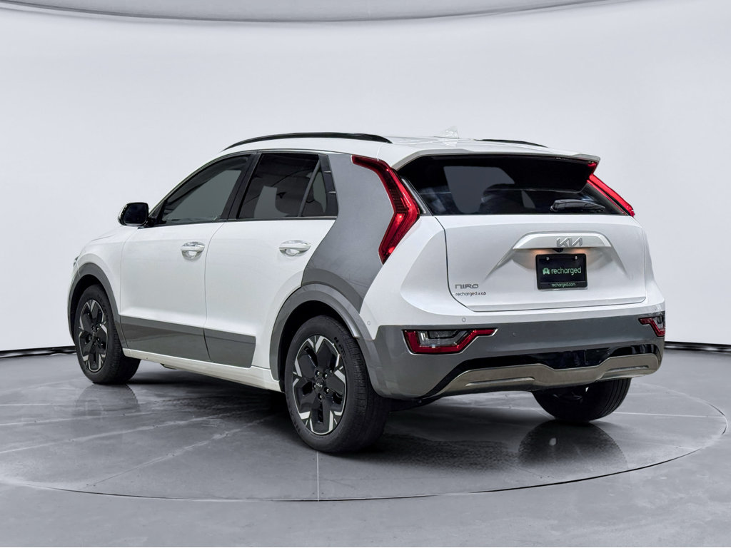 Used 2023 Kia Niro Wave w/ Wave Preserve Package FWD image 2