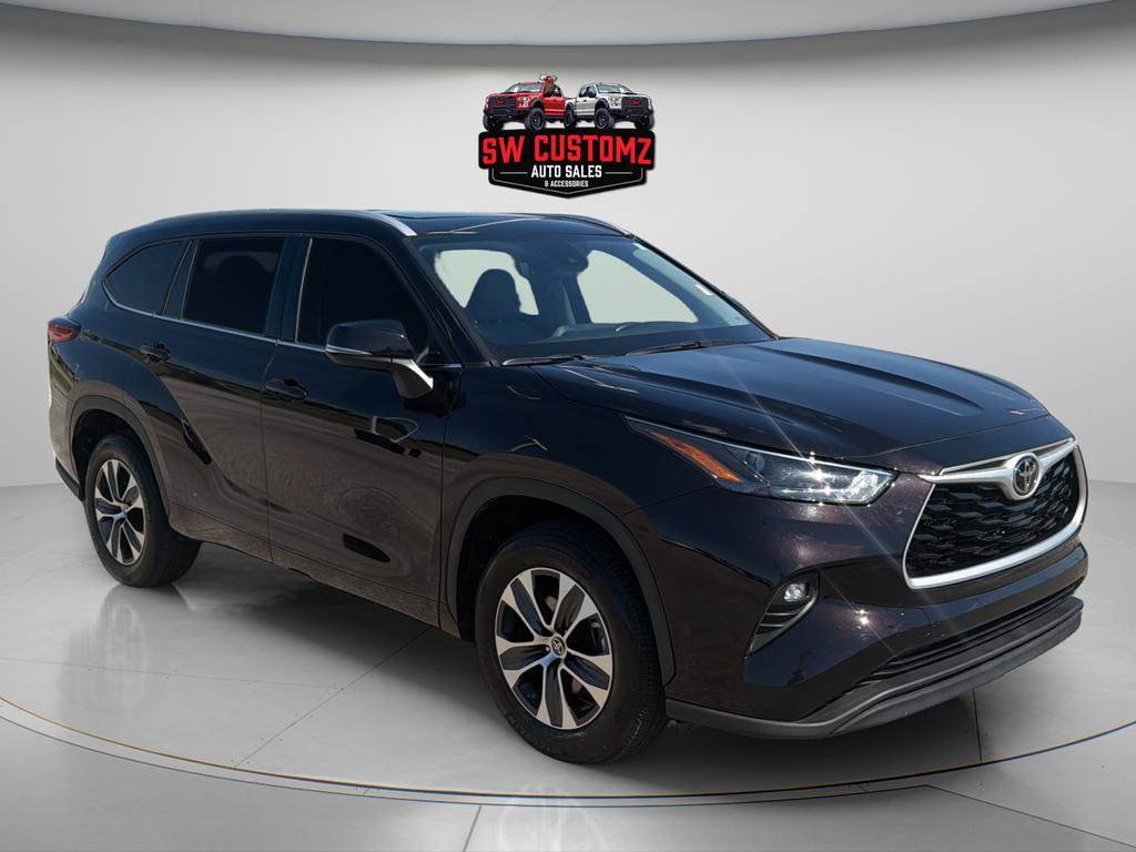 Used 2022 Toyota Highlander XLE FWD image 1