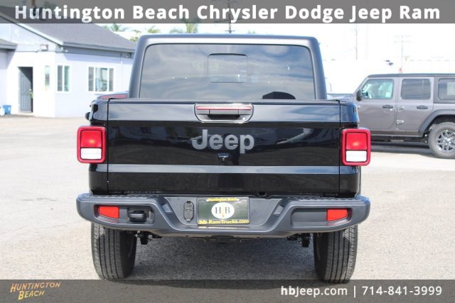 Used 2025 Jeep Gladiator Sport image 4