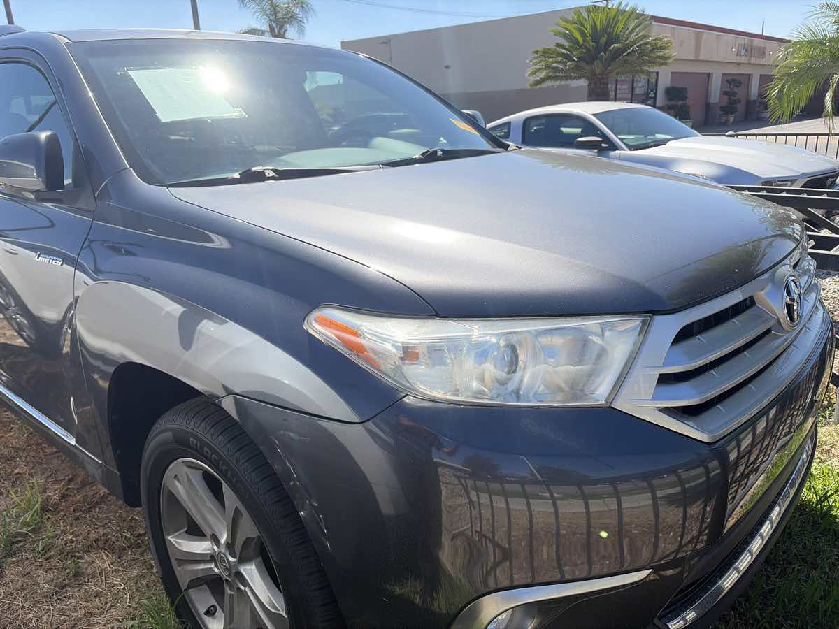 Used 2012 Toyota Highlander Limited w/ Tow Pkg AWD/4WD image 4