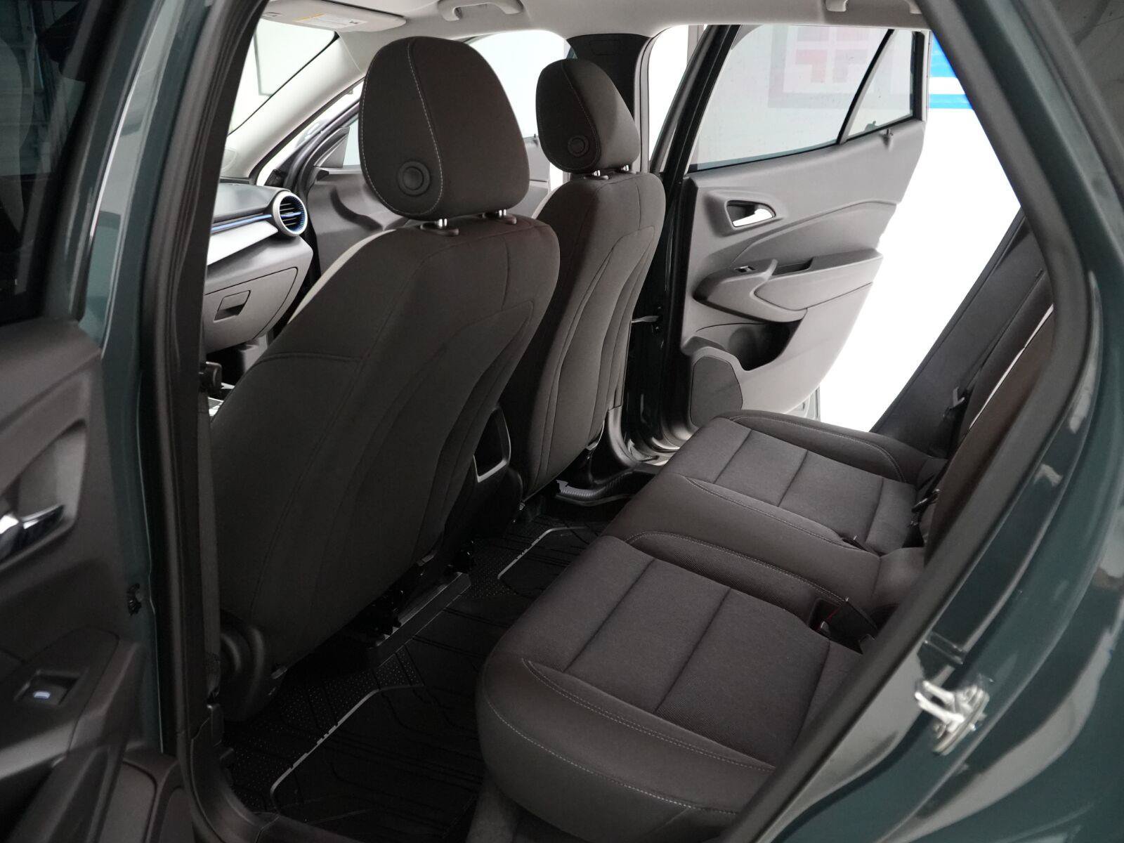 Used 2025 Chevrolet Trax LS w/ LS Convenience Package FWD image 10