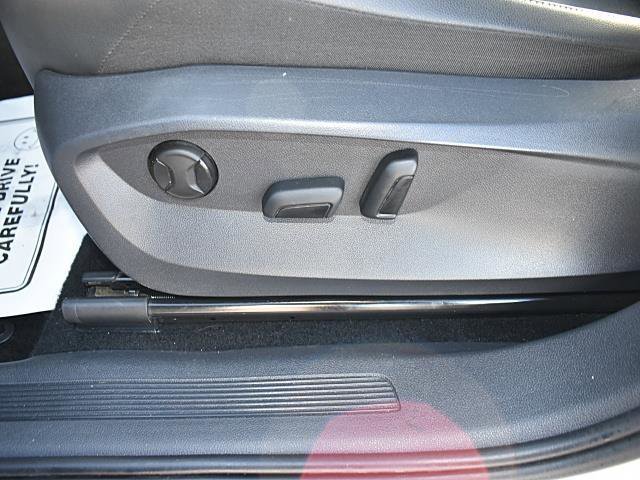 Used 2023 Volkswagen Tiguan SE w/ Panoramic Sunroof Package image 11