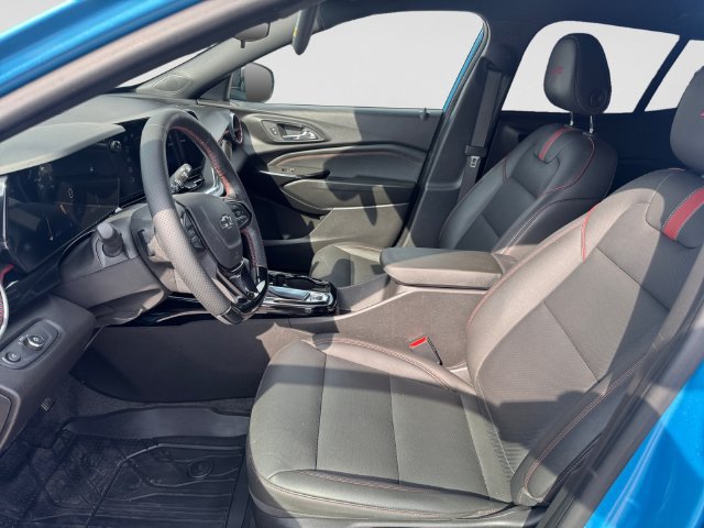 Used 2025 Chevrolet Trax RS w/ Driver Confidence Package FWD image 11