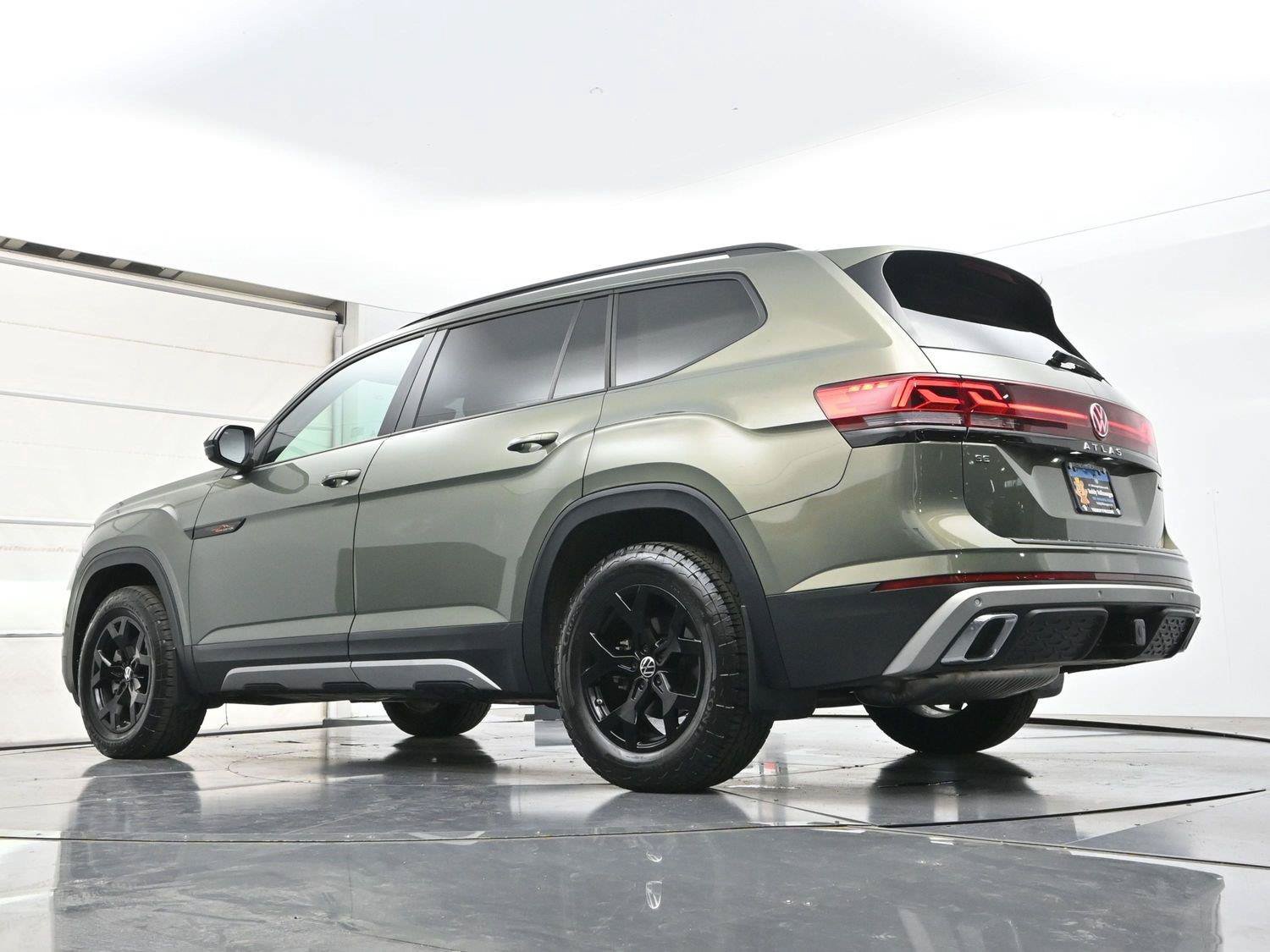Used 2025 Volkswagen Atlas Peak Edition SE AWD/4WD image 36