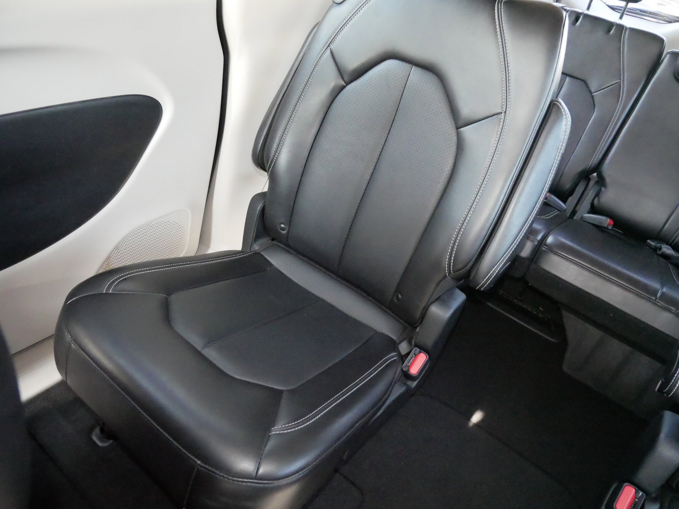 Used 2024 Chrysler Pacifica Touring-L image 12