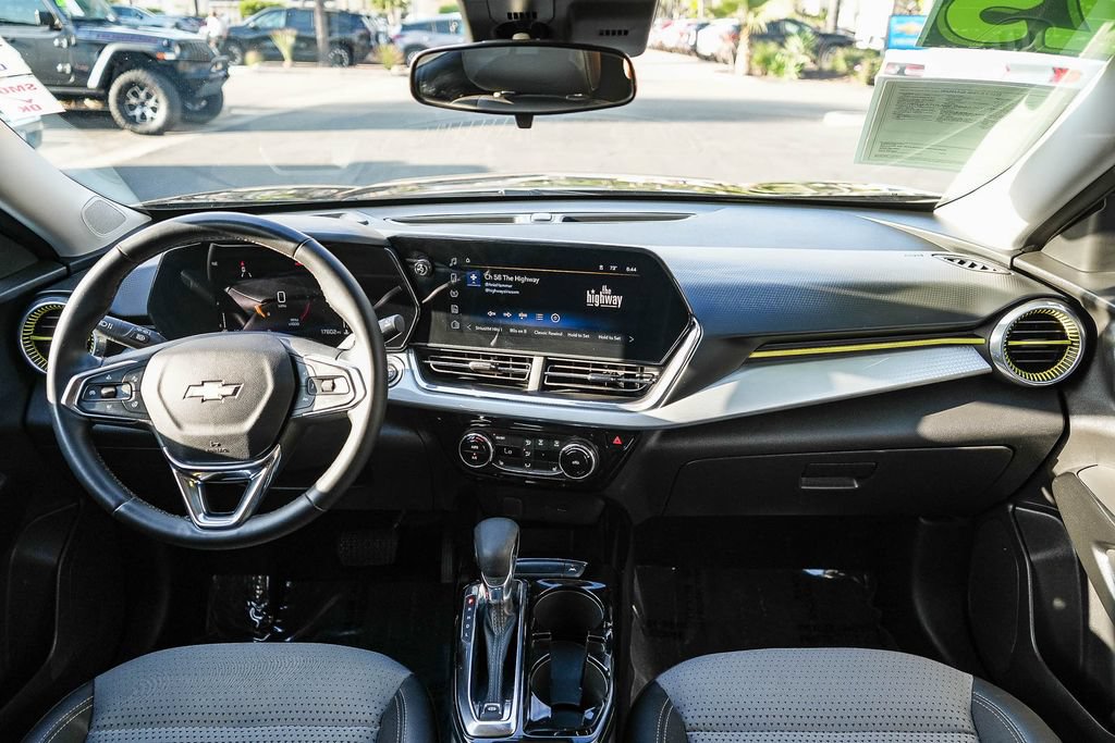 Used 2025 Chevrolet Trax LT w/ Driver Confidence Package FWD image 11