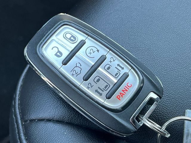 Used 2024 Chrysler Pacifica Touring-L image 32