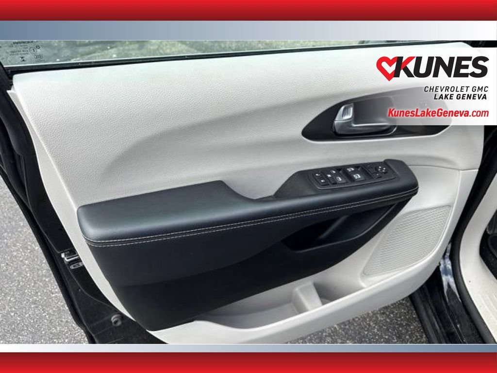 Used 2024 Chrysler Pacifica Touring-L FWD image 13