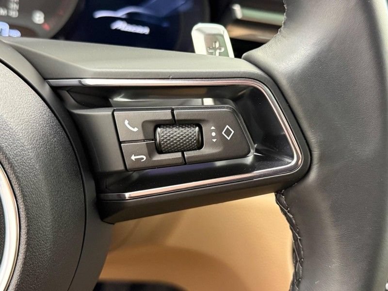 Certified 2025 Porsche Macan AWD/4WD image 22