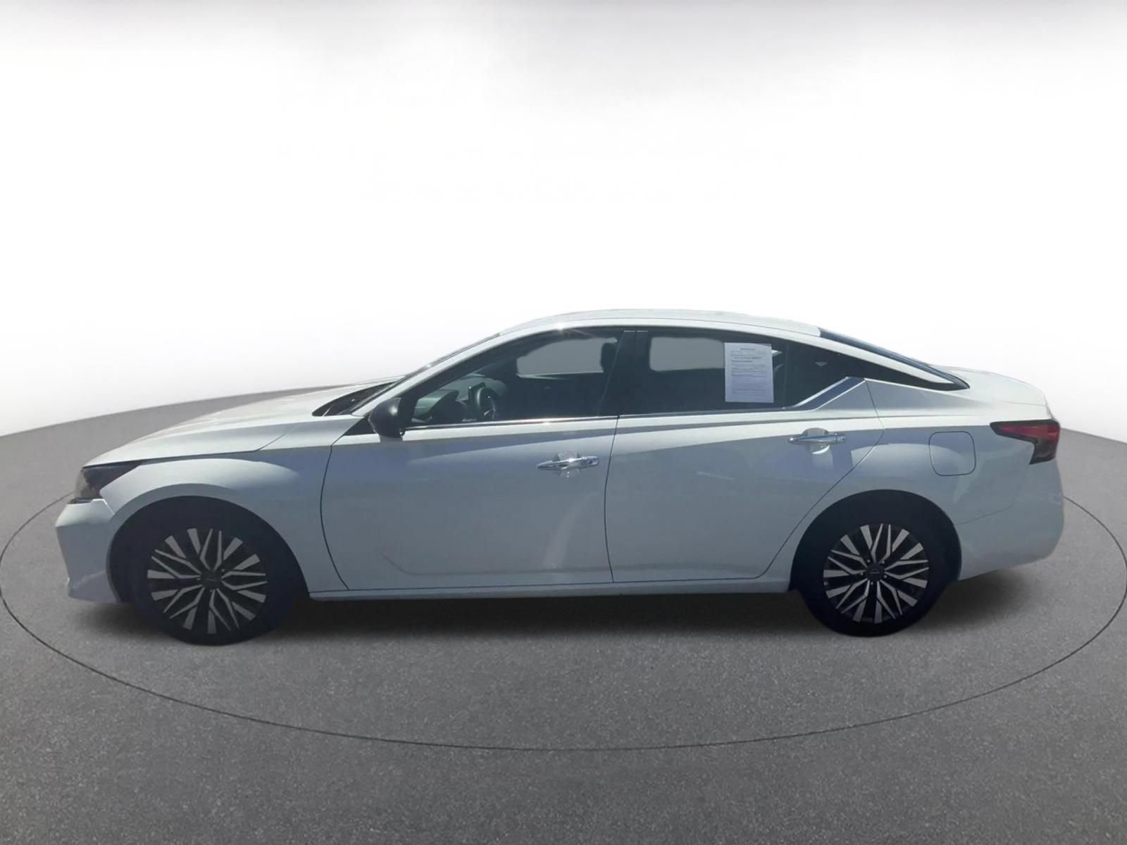 Used 2025 Nissan Altima 2.5 SV FWD image 9