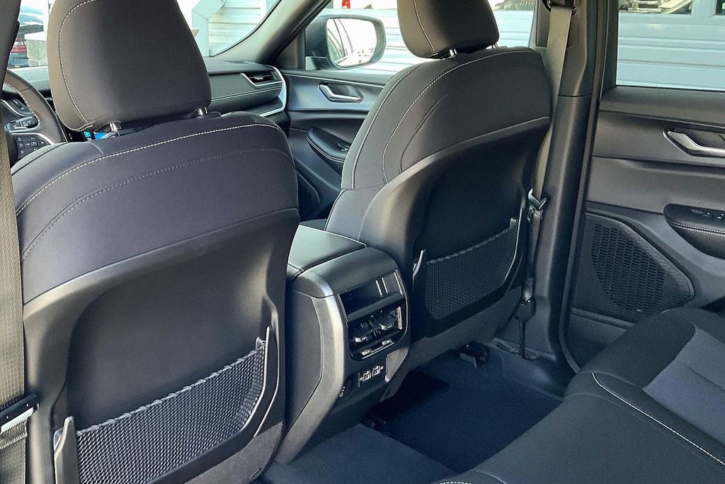 New 2025 Jeep Grand Cherokee Laredo w/ Luxury Tech Group I image 16