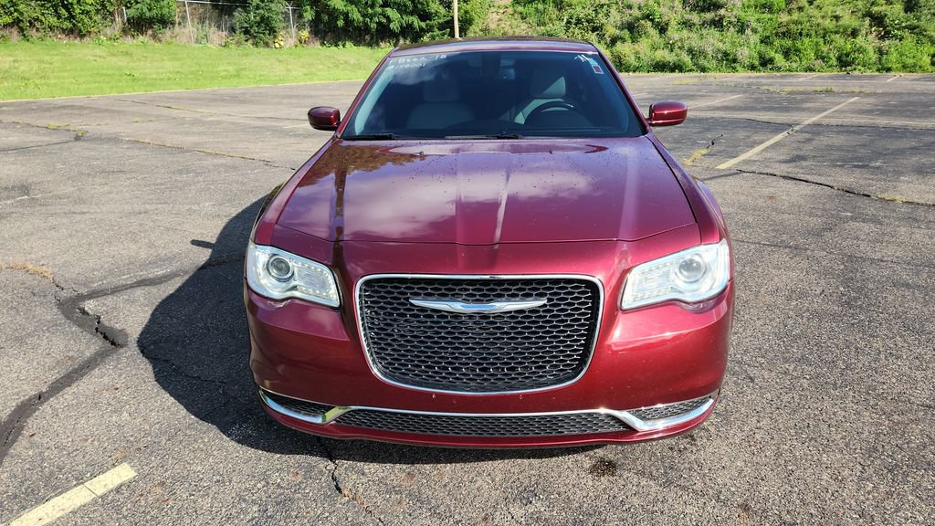 Used 2018 Chrysler 300 Touring RWD image 4