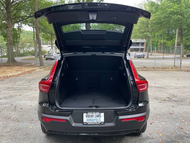 Certified 2025 Volvo XC40 B5 Plus AWD/4WD image 16