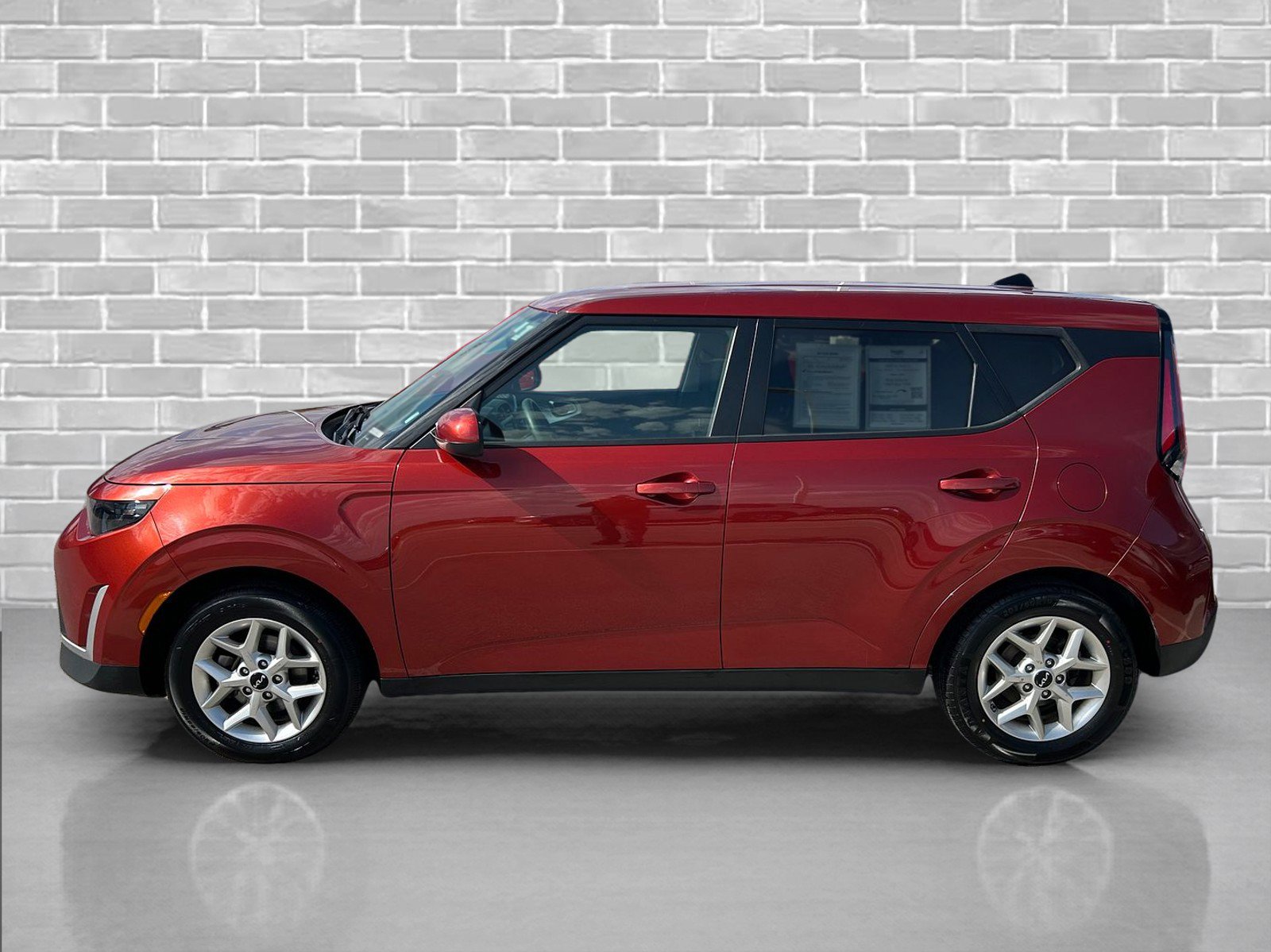 Used 2024 Kia Soul LX w/ Option Group 015 FWD image 2