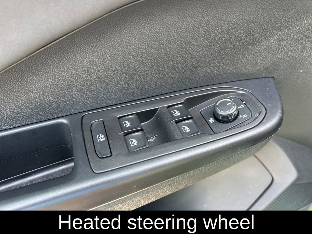 Certified 2025 Volkswagen Taos SE image 19