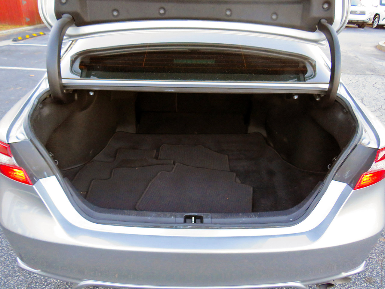 Used 2021 Toyota Camry SE w/ Carpet Mat Package (TMS) image 16
