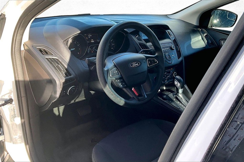 Used 2018 Ford Focus SE w/ SE Appearance Package image 14