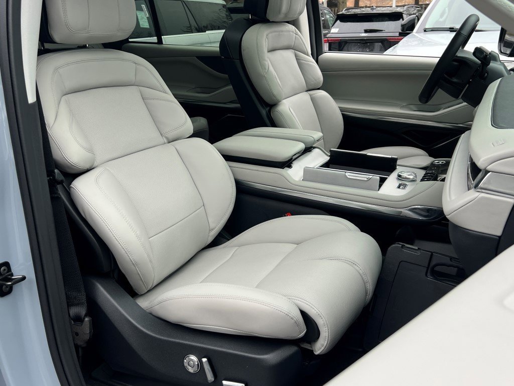 New 2026 Lincoln Navigator Reserve image 8