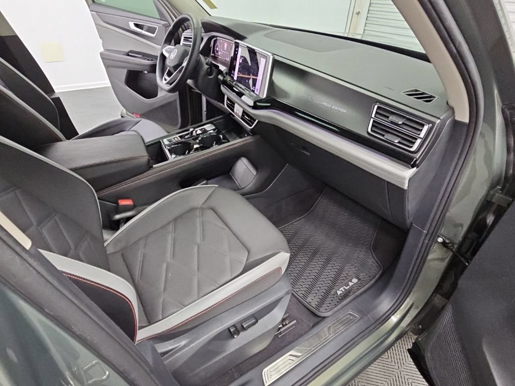 Used 2024 Volkswagen Atlas Peak Edition SEL AWD/4WD image 38