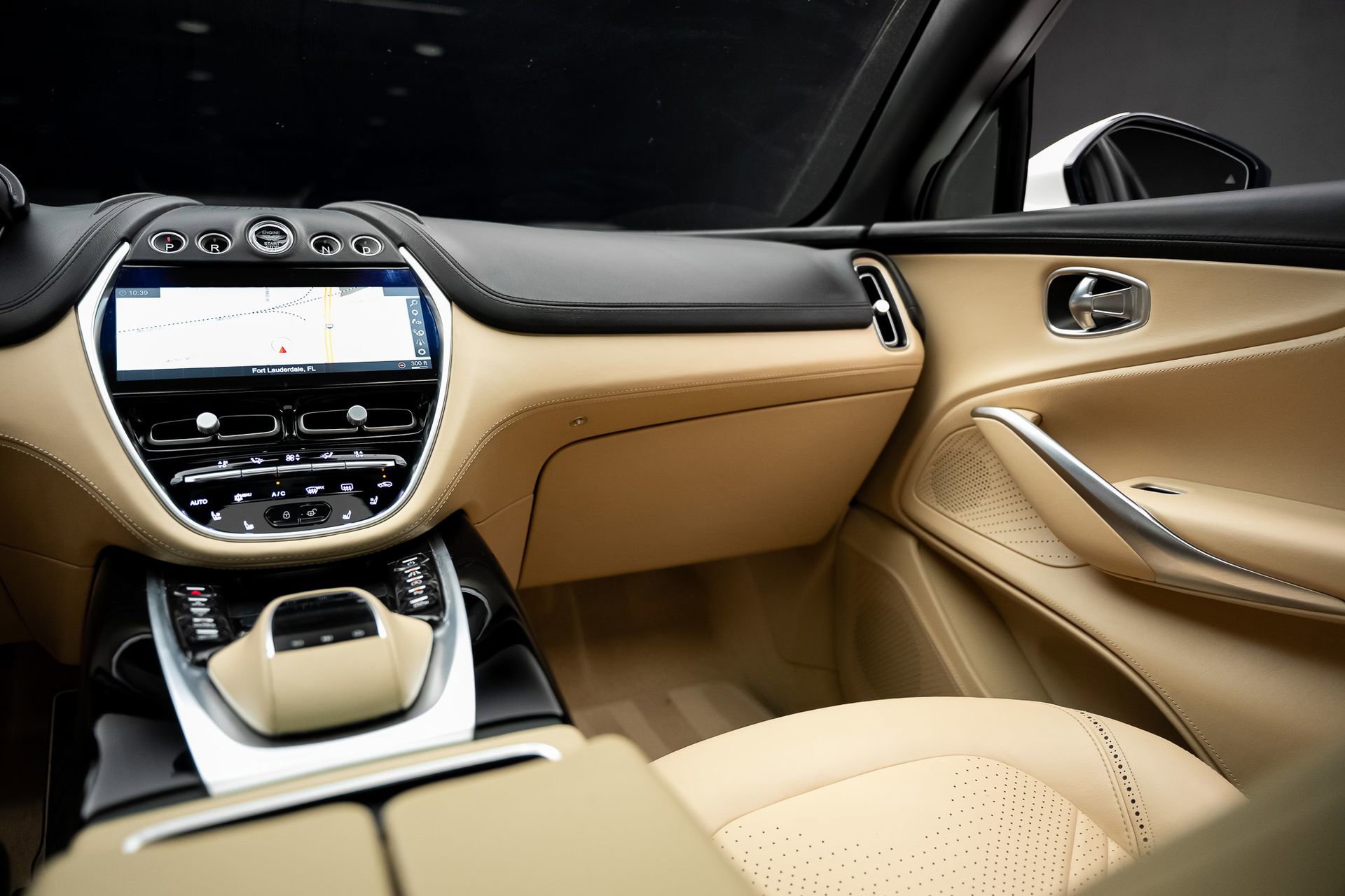 Used 2021 Aston Martin DBX AWD/4WD image 40