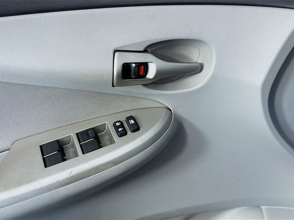 Used 2013 Toyota Corolla LE image 25