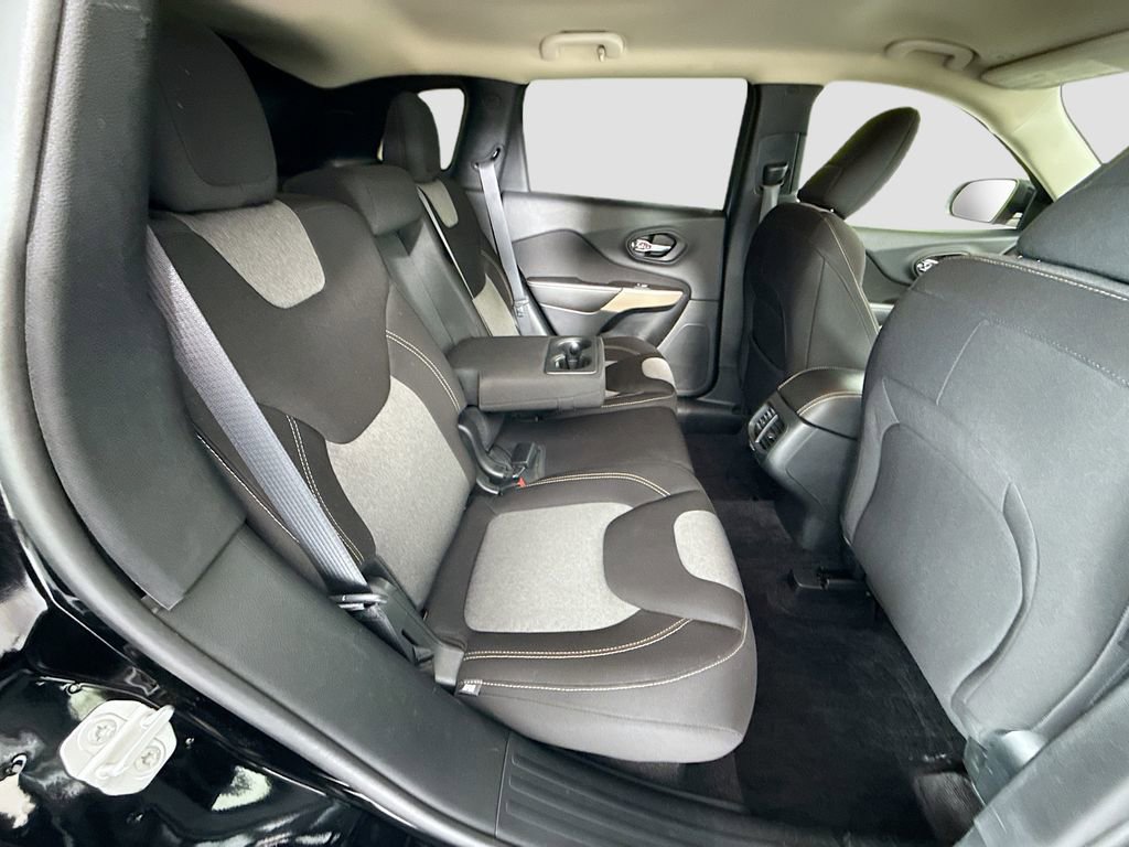 Used 2018 Jeep Cherokee Latitude w/ Safety Group image 22