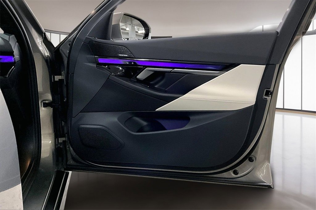 Used 2025 BMW i5 xDrive40 w/ Premium Package image 26