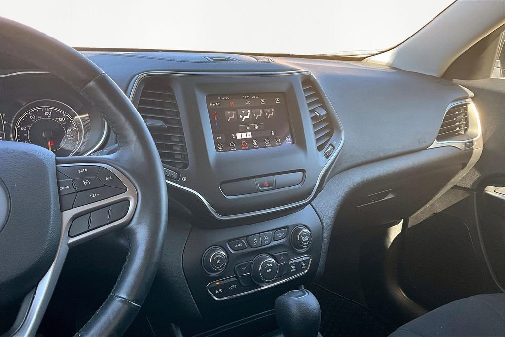 Used 2019 Jeep Cherokee Latitude w/ Cold Weather Group image 6