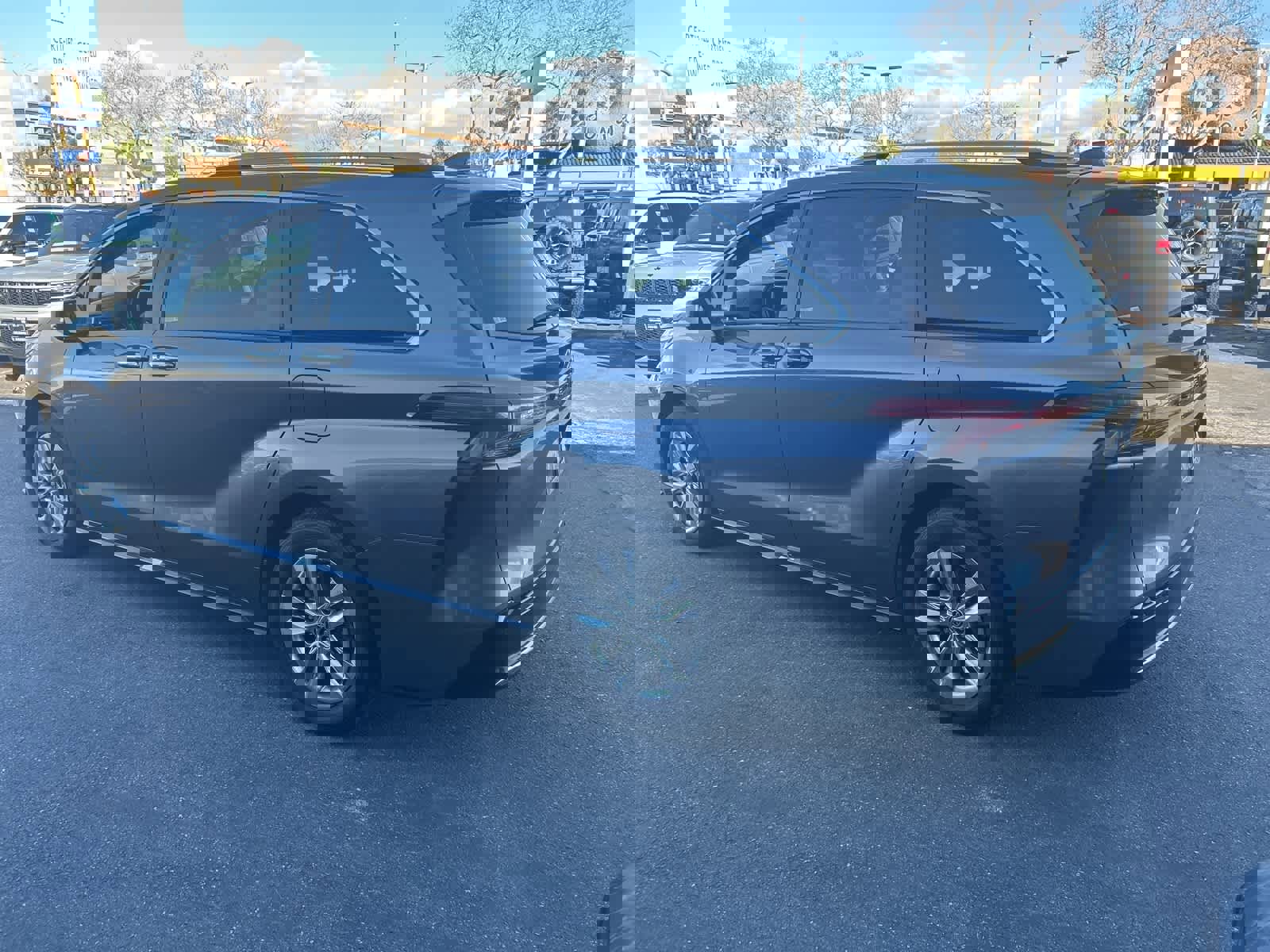 Used 2022 Toyota Sienna Limited image 4