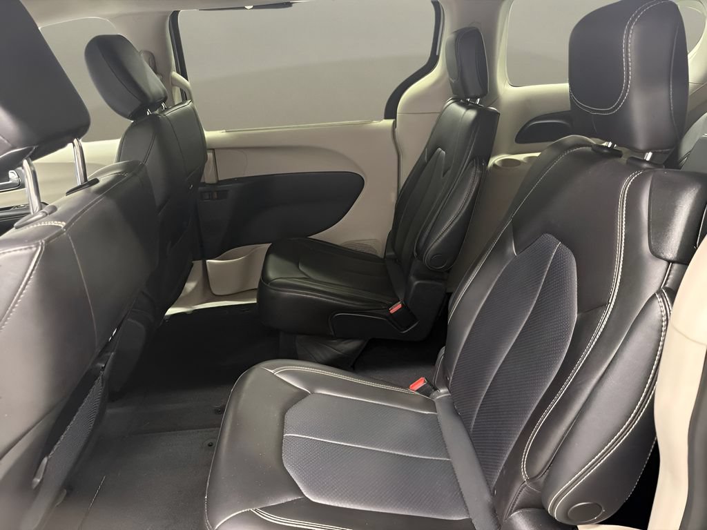 Used 2023 Chrysler Pacifica Touring-L FWD image 17